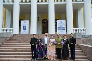 Участники ВИК Наш Политех и проректор В.Г. Силин на ступеняхэ лестницы в Холомках