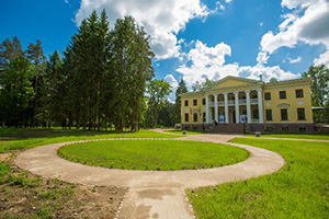 Вид на усадебный дом в Холомках