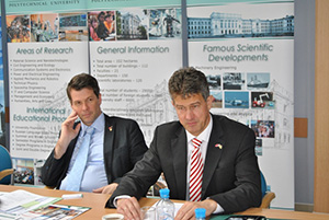 Проф. Г. Кайнц с коллегой в Ресурсном центре СПбГПУ