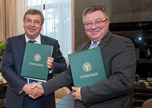 И.Н. Слюняев и А.И. Рудской после подписания соглашения
