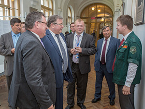 В.Д. Волков и А.И. Рудской беседуют со студентом