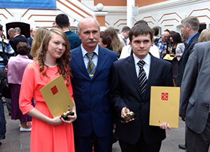 К. В. Швецов (в центре) и выпускники