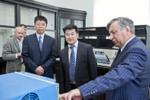 А.А.Попович показывает китайским коллегам оборудование лаборатории
