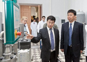Коллеги из КНР в лаборатории Функциональные материалы