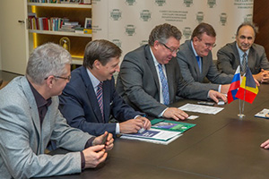 Представители СПбГПУ(в центре - ректор А.И. Рудской)