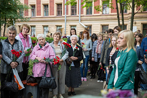 Участники митинга в память о начале блокады