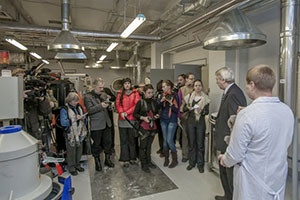 Директор НИИ МашТЕх М.А. Зленко проводит экскурсию по лабораториям