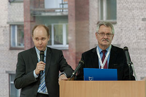 Генеральный директор FCT Systeme GmbH Х. Кессель (справа) выступает на семинаре в СПбГПУ