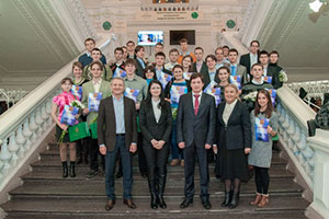 Участники церемонии награждения на парадной лестнице  Главного здания СПбГПУ