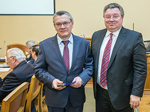 Ректор СПбПУ А.И. Рудской (справа) вручает награду