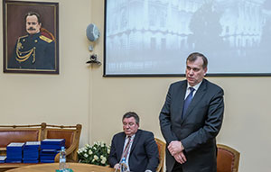 Выступает председатель Комитета по науке и высшей школе А.С. Максимов (справа)