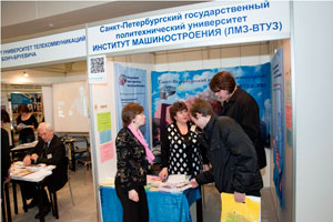 У стенда Института машиностроения У стенда Института машиностроения
