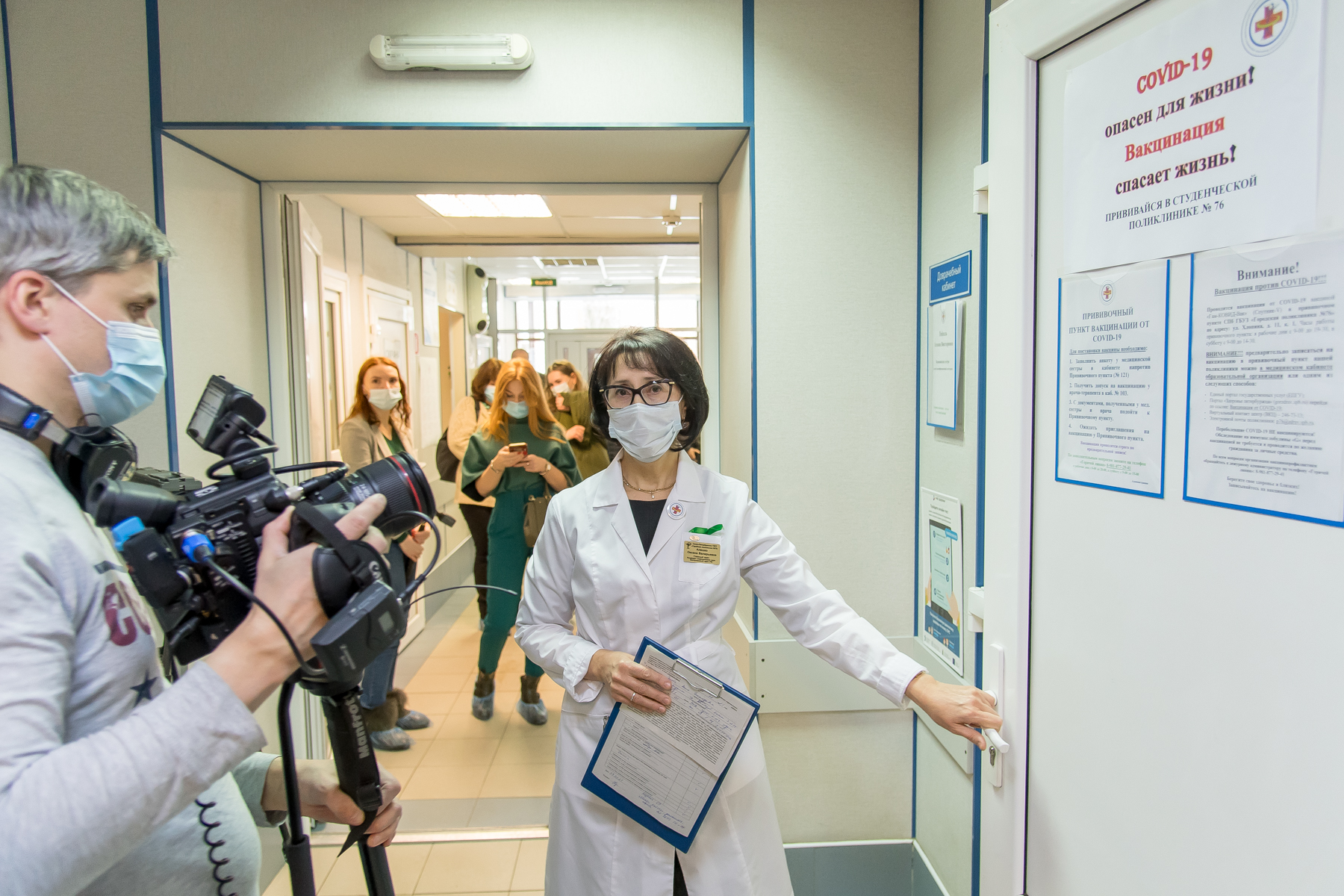 Главный врач поликлиники №76 Оксана АЛЕШКО напоминает, что надежным способом защиты от коронавируса является вакцинация