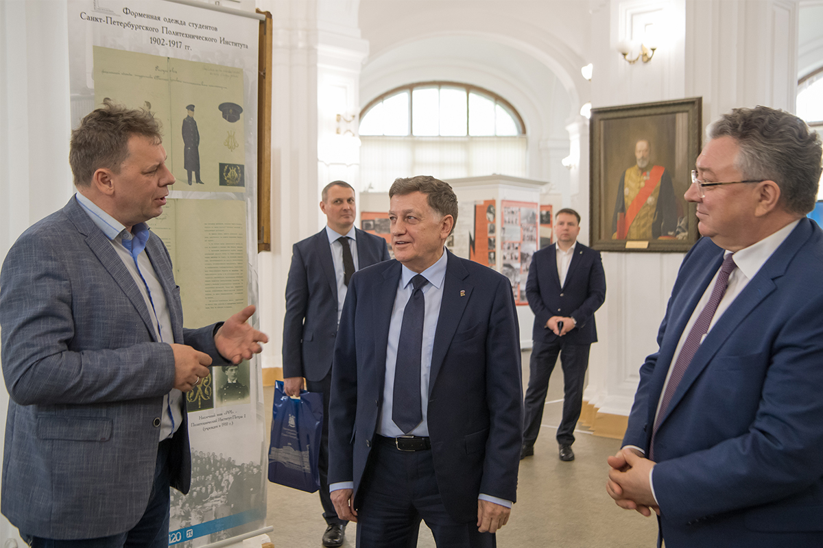 Вячеслав МАКАРОВ ознакомился с экспозицией Музея истории СПбПУ