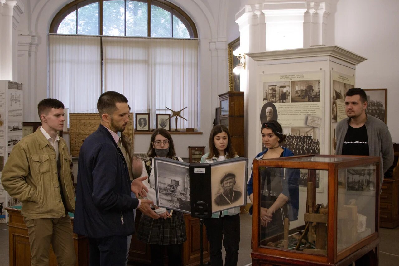 Для участников Коммуникационного форума провели экскурсию в Музее истории СПбПУ