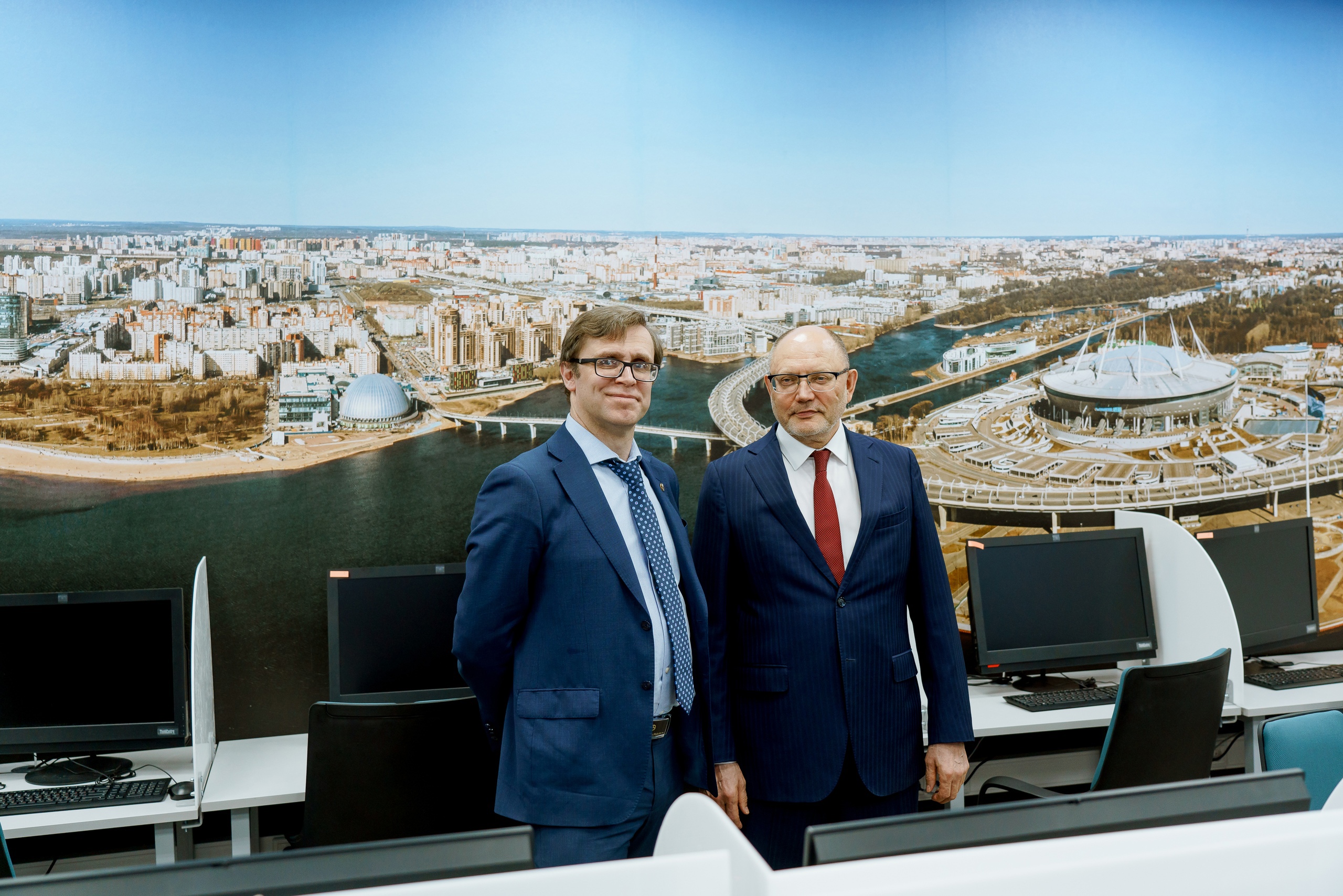Директор по науке Газпром нефти Марс Хасанов (справа) и директор НОЦ Газпромнефть-Политех Антон Кривцов (слева)
