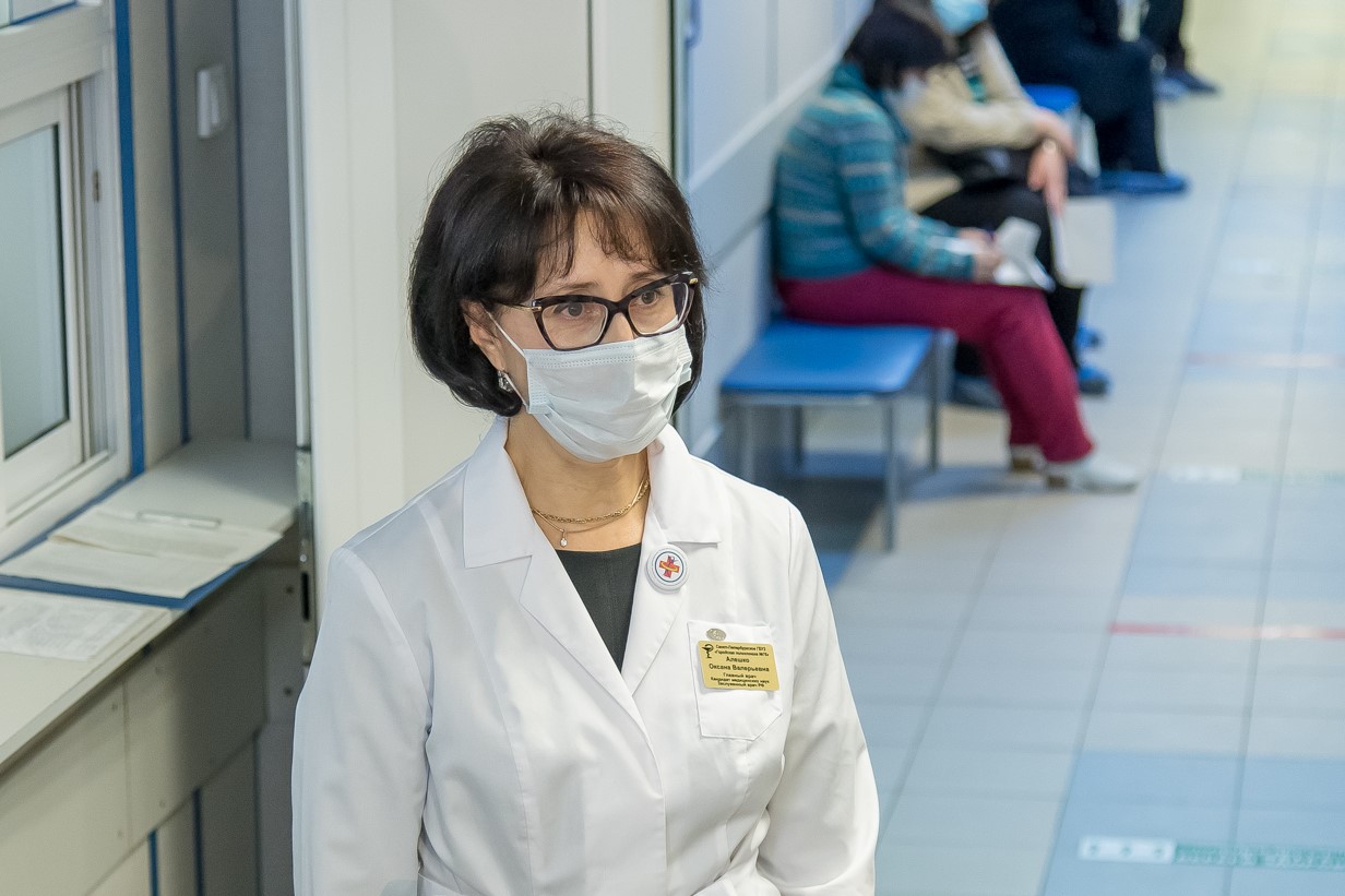 Главный врач поликлиники, к.м.н., врач-пульмонолог высшей категории, заслуженный врач РФ Оксана АЛЕШКО напоминает, что только вакцинацией можно преодолеть пандемию