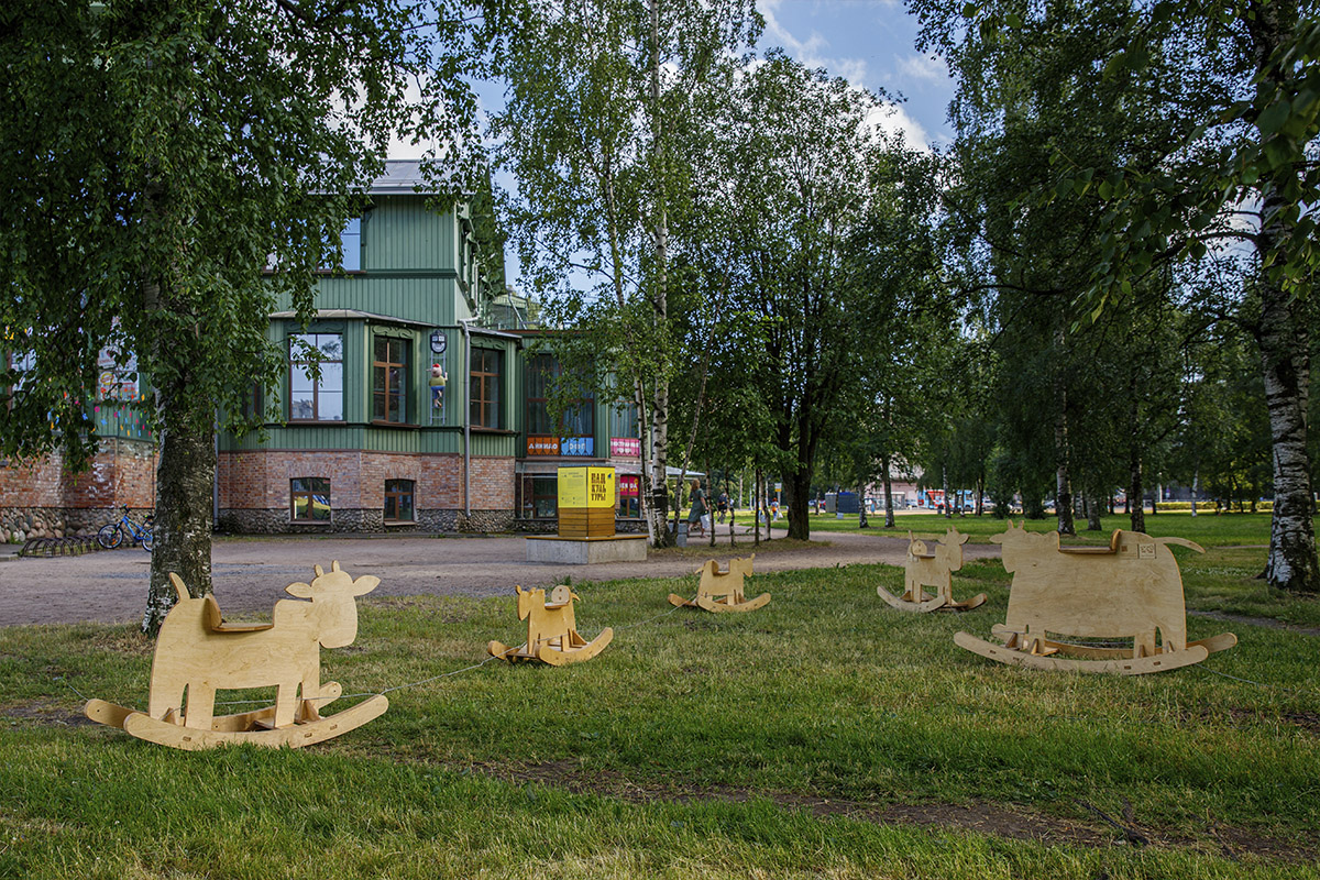 Арт-объект «Коровы-качалки» Арт-объект «Коровы-качалки»