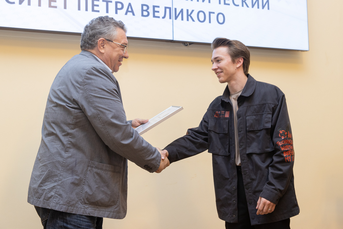 Участники сборной СПбПУ по киберспорту получили из рук ректора дипломы и сувениры
