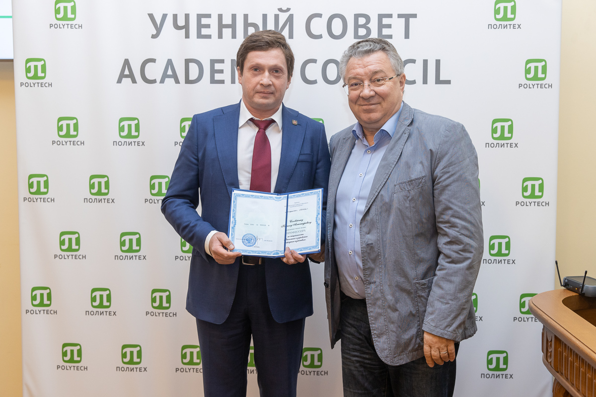 Ректор СПбПУ вручил аттестат профессора Кириллу СОЛОВЕЙЧИКУ Ректор СПбПУ вручил аттестат профессора Кириллу СОЛОВЕЙЧИКУ