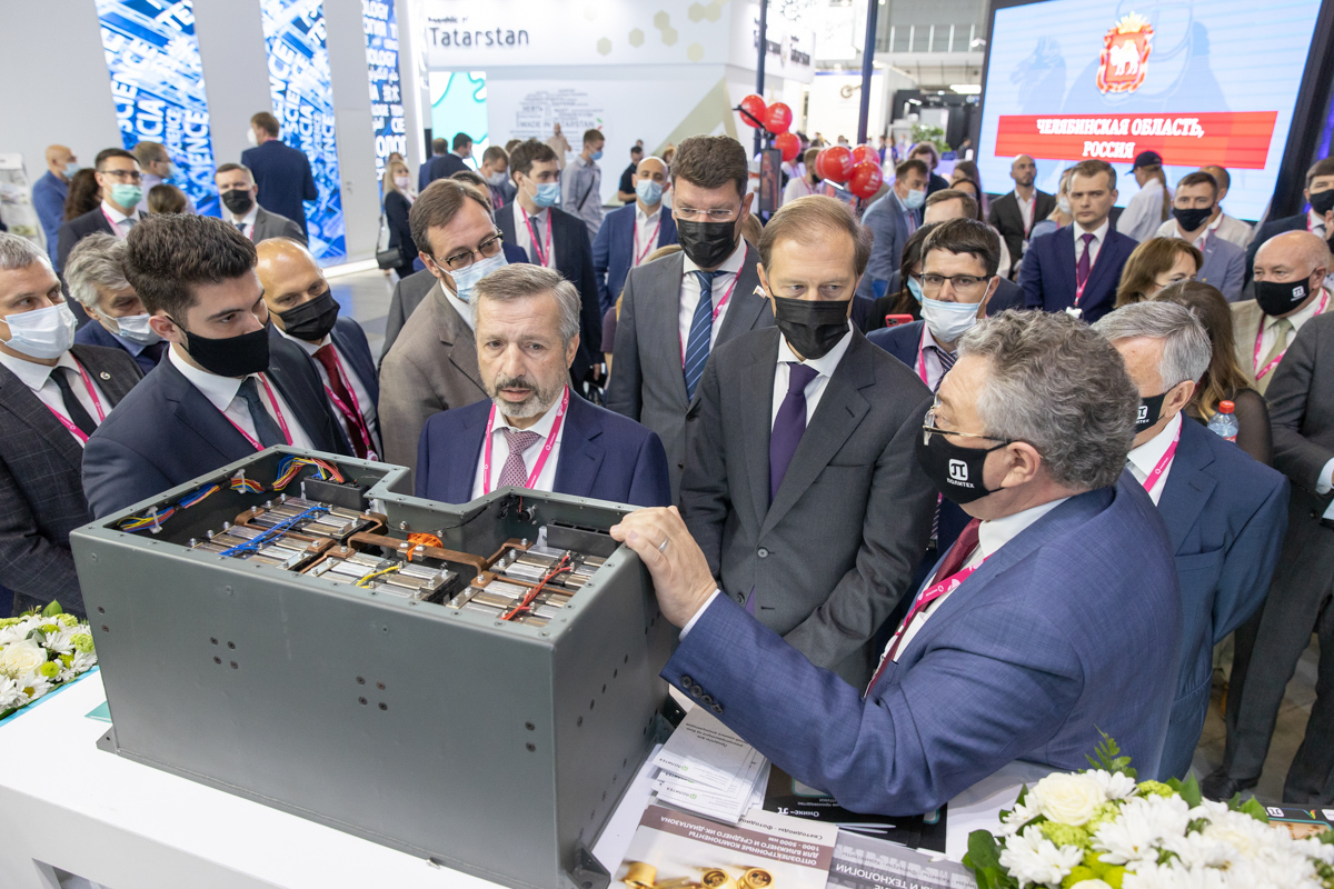 Денису Мантурову представили массо-габаритный макет литий-ионной тяговой аккумуляторной батареи