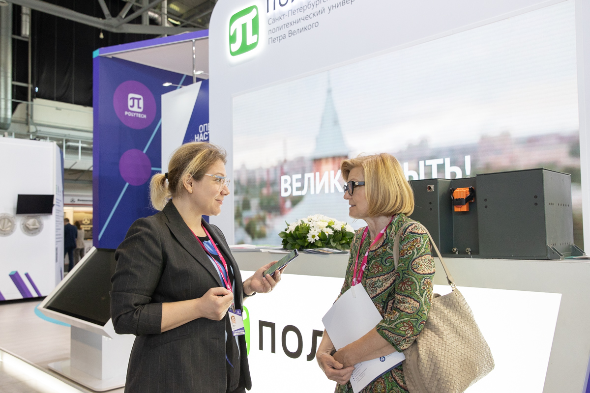 Президент Польско-Российской торгово-промышленной палаты Ханна ВЕЛЬГОШ (на фото справа) на стенде СПбПУ