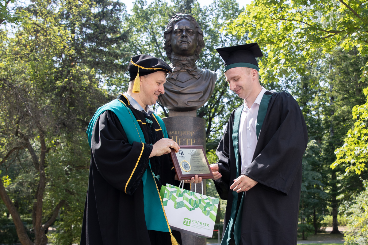 Золотой выпускник Института энергетики Алексей ПЕРЕВЯЗКИН получает медаль и красный диплом