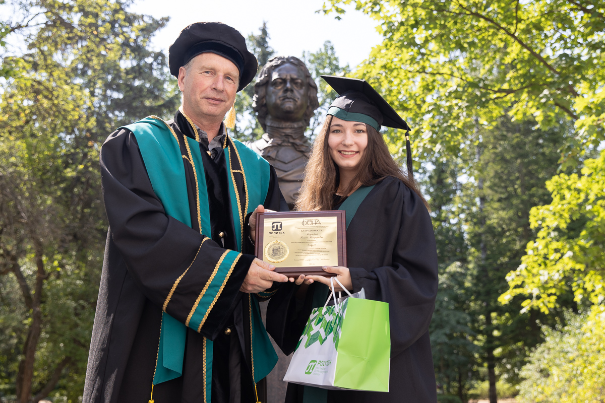 Лучшая выпускница ИФНиТ 2021 года Регина АХУНОВА Лучшая выпускница ИФНиТ 2021 года Регина АХУНОВА