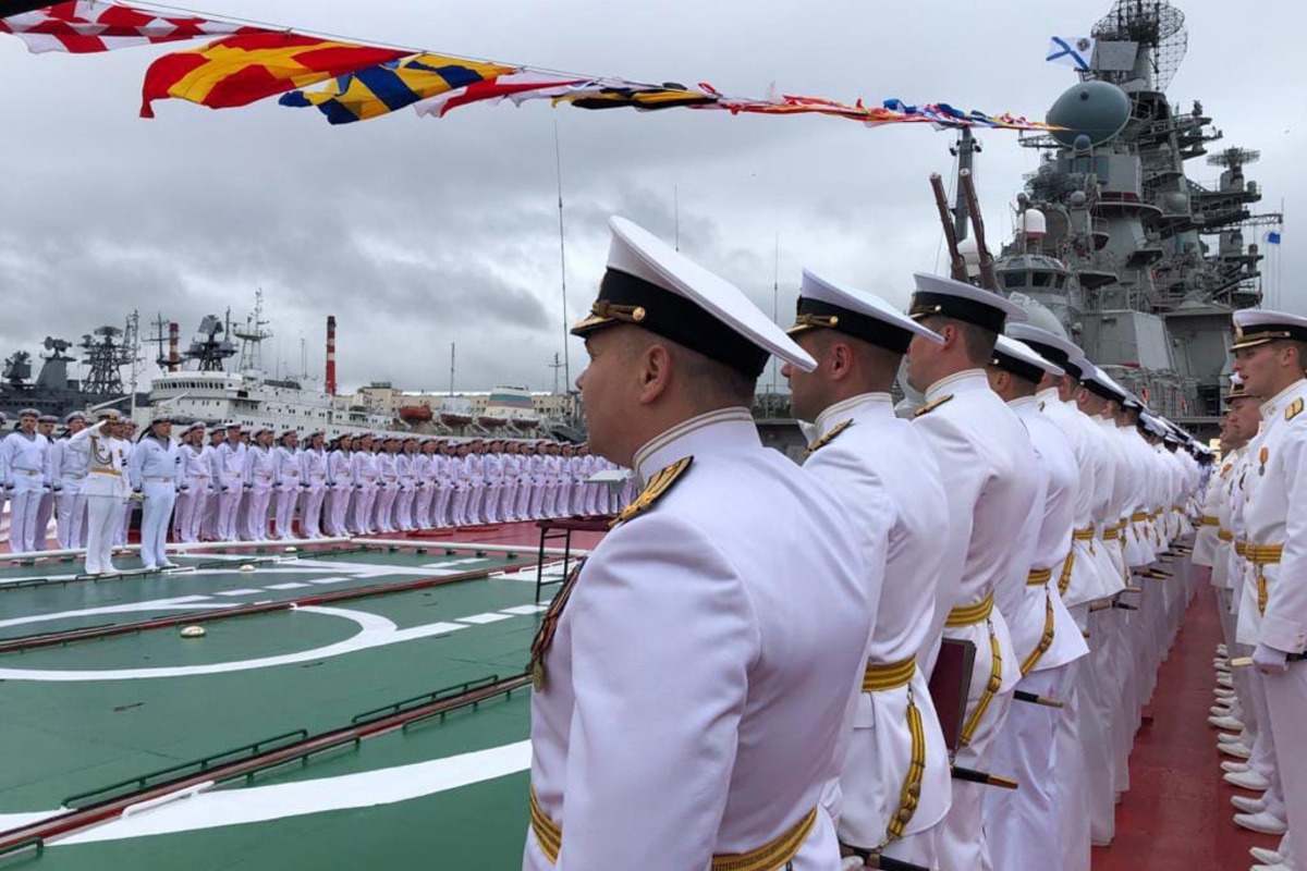 Торжественный подъем флага в День ВМФ на борту «Петра Великого»