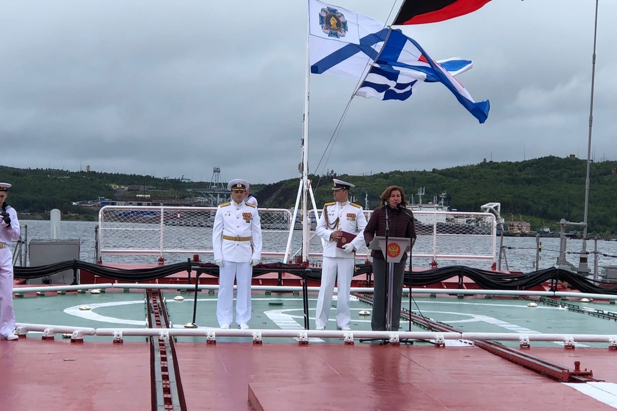Елена Виноградова поздравляет экипаж корабля