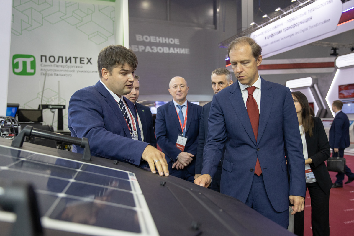 Глава Минпромторга Денис Мантуров на стенде СПбПУ Глава Минпромторга Денис Мантуров на стенде СПбПУ