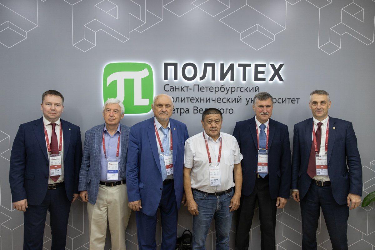 Представители органов государственной власти, научных и деловых кругов, высшей школы и Российской академии наук на стенде СПбПУ Представители органов государственной власти, научных и деловых кругов, высшей школы и Российской академии наук на стенде СПбПУ