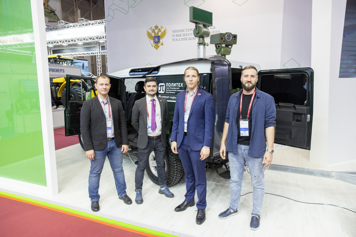 Представители НПО «Горизонт» на стенде СПбПУ Представители НПО «Горизонт» на стенде СПбПУ
