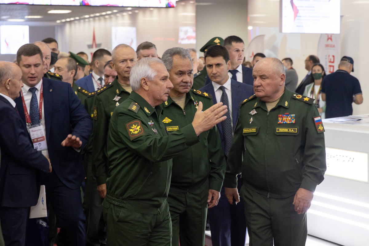 Министр обороны РФ осмотрел экспозицию Международного военно-технического форума «Армия-2021» 