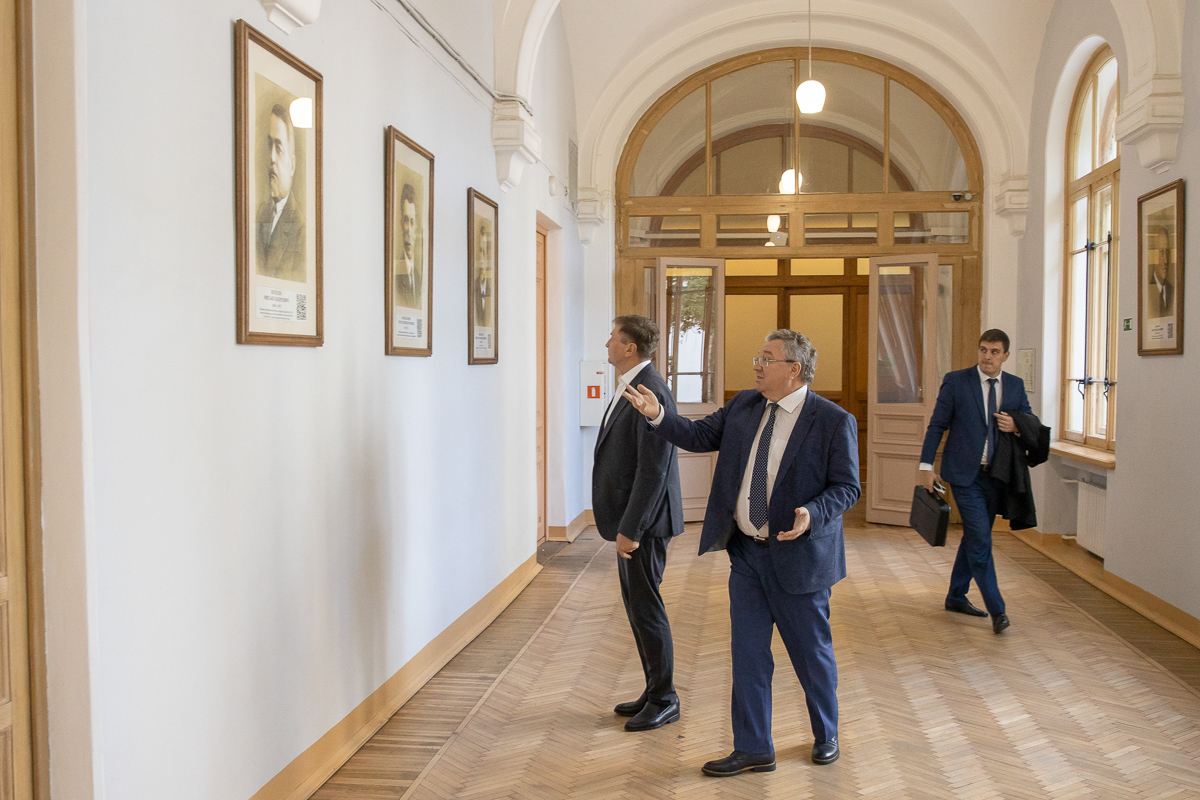 В галерее великих политехников 