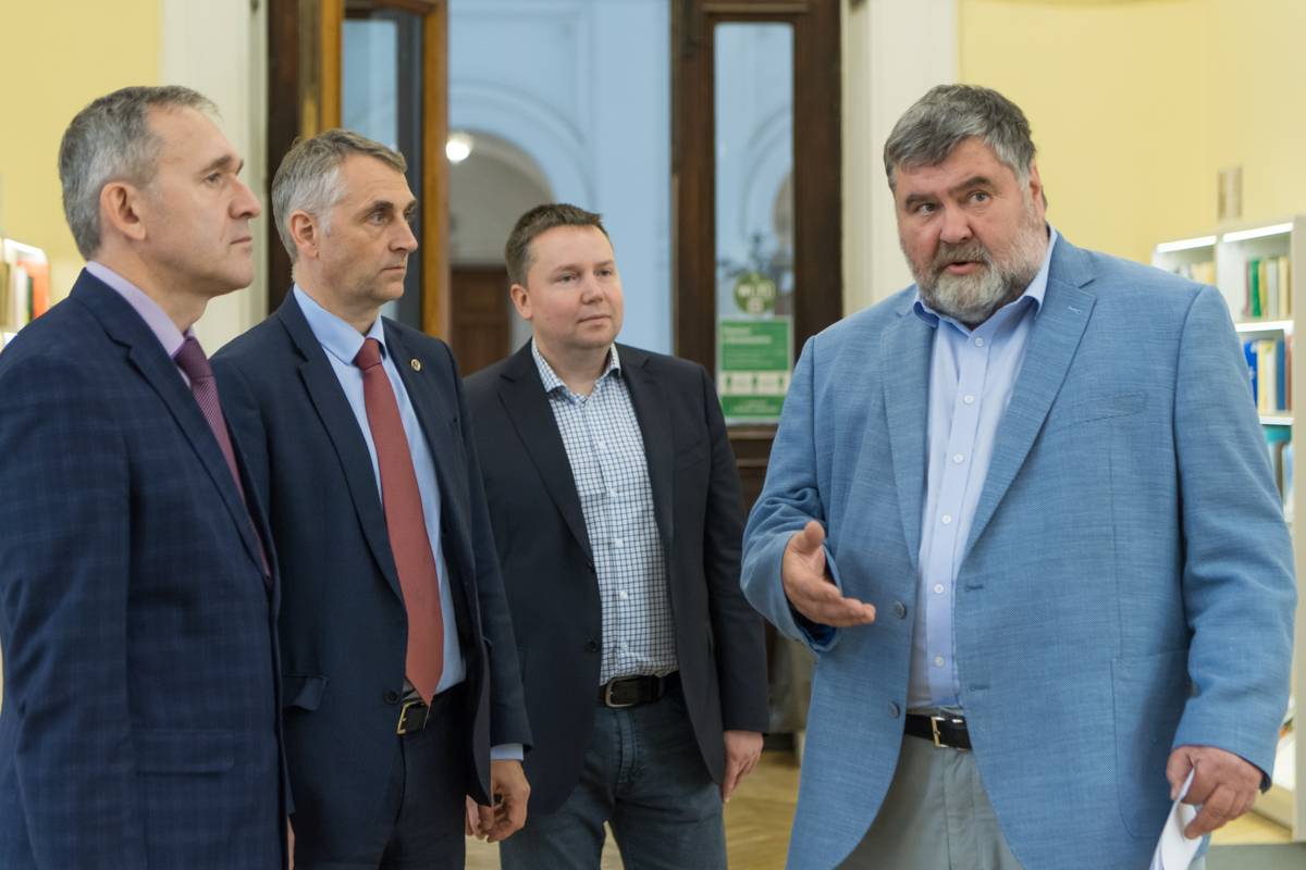 Руслан Агиней, Виталий Сергеев, ученый секретарь Дмитрий Карпов и директор Информационно-библиотечного комплекса Александр Племнек Руслан Агиней, Виталий Сергеев, ученый секретарь Дмитрий Карпов и директор Информационно-библиотечного комплекса Александр Племнек