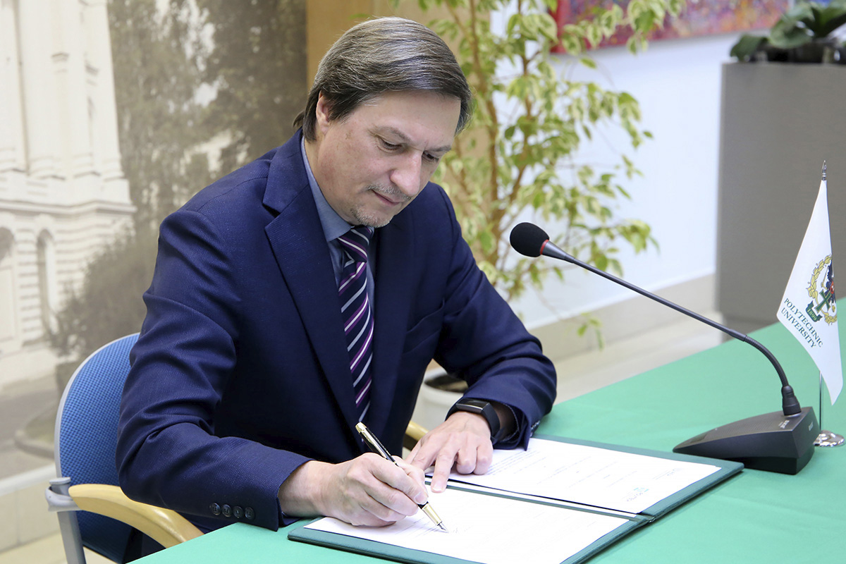 От имени СПбПУ соглашение о сотрудничестве подписал проректор по международной деятельности Дмитрий АРСЕНЬЕВ От имени СПбПУ соглашение о сотрудничестве подписал проректор по международной деятельности Дмитрий АРСЕНЬЕВ