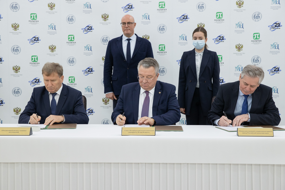 В присутствии Дмитрия Чернышенко подписан договор об объединении суперкомпьютеров в единую сеть В присутствии Дмитрия Чернышенко подписан договор об объединении суперкомпьютеров в единую сеть