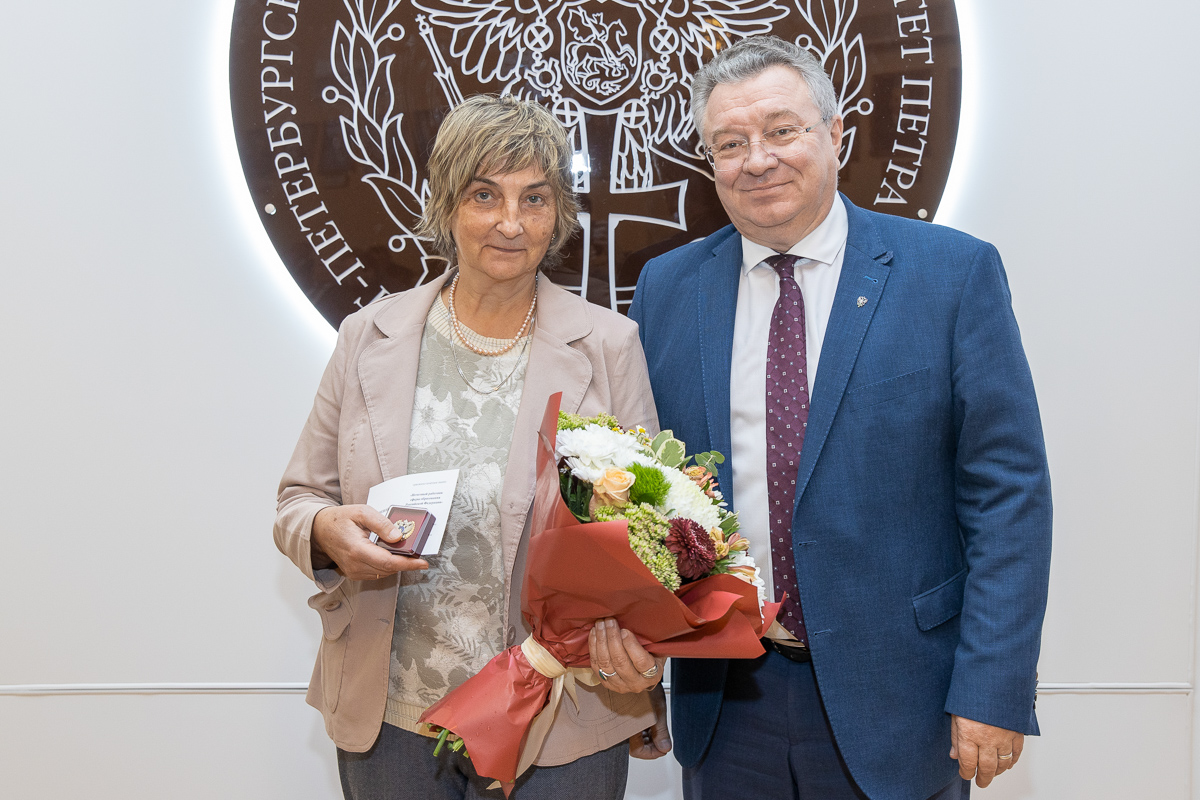 Звание «Почетный работник сферы образования Российской Федерации» присудили доценту Высшей школы техносферной безопасности Инженерно-строительного института Татьяне КАВЕРЗНЕВОЙ 