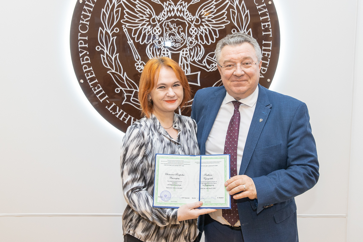 Диплом доктора технических наук под номером 001 ректор Андрей РУДСКОЙ вручил Светлане ВЫСОГОРЕЦ 