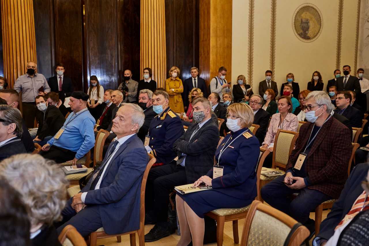 В конференции приняли участие российские и зарубежные ученые в области военной истории и международного права, социологии, политологии, а также представители Правительства Санкт-Петербурга 