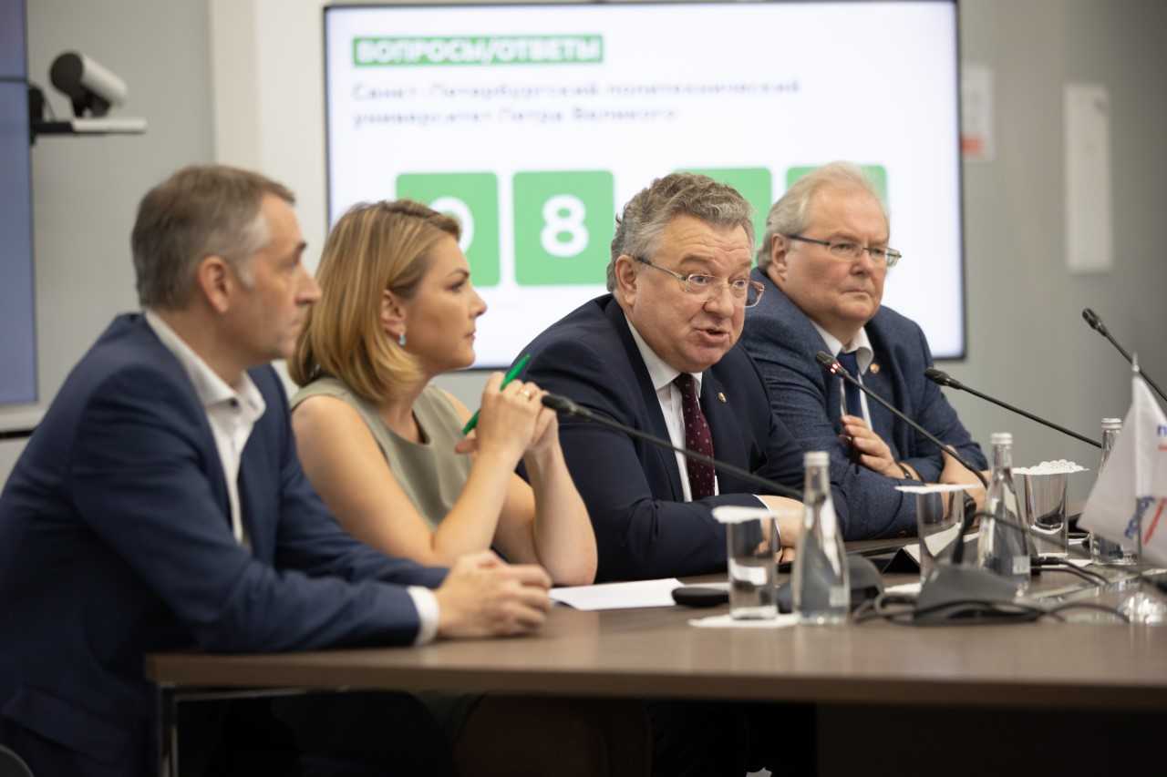 Программу развития защищали ректор СПбПУ Андрей РУДСКОЙ, первый проректор Виталий СЕРГЕЕВ, проректор по цифровой трансформации Алексей БОРОВКОВ и начальника Управления стратегического планирования и программ развития Мария ВРУБЛЕВСКАЯ Программу развития защищали ректор СПбПУ Андрей РУДСКОЙ, первый проректор Виталий СЕРГЕЕВ, проректор по цифровой трансформации Алексей БОРОВКОВ и начальника Управления стратегического планирования и программ развития Мария ВРУБЛЕВСКАЯ