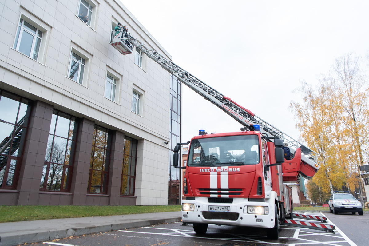 Спасатели эвакуировали заблокированных студентов с помощью пожарной автолестницы 