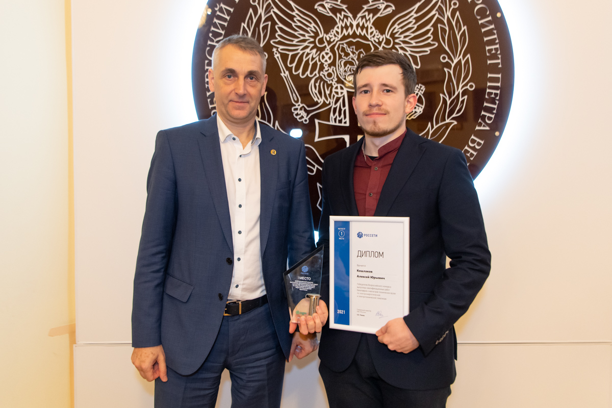 Первый проректор Виталий Сергеев поздравил Алексея Кошлакова 