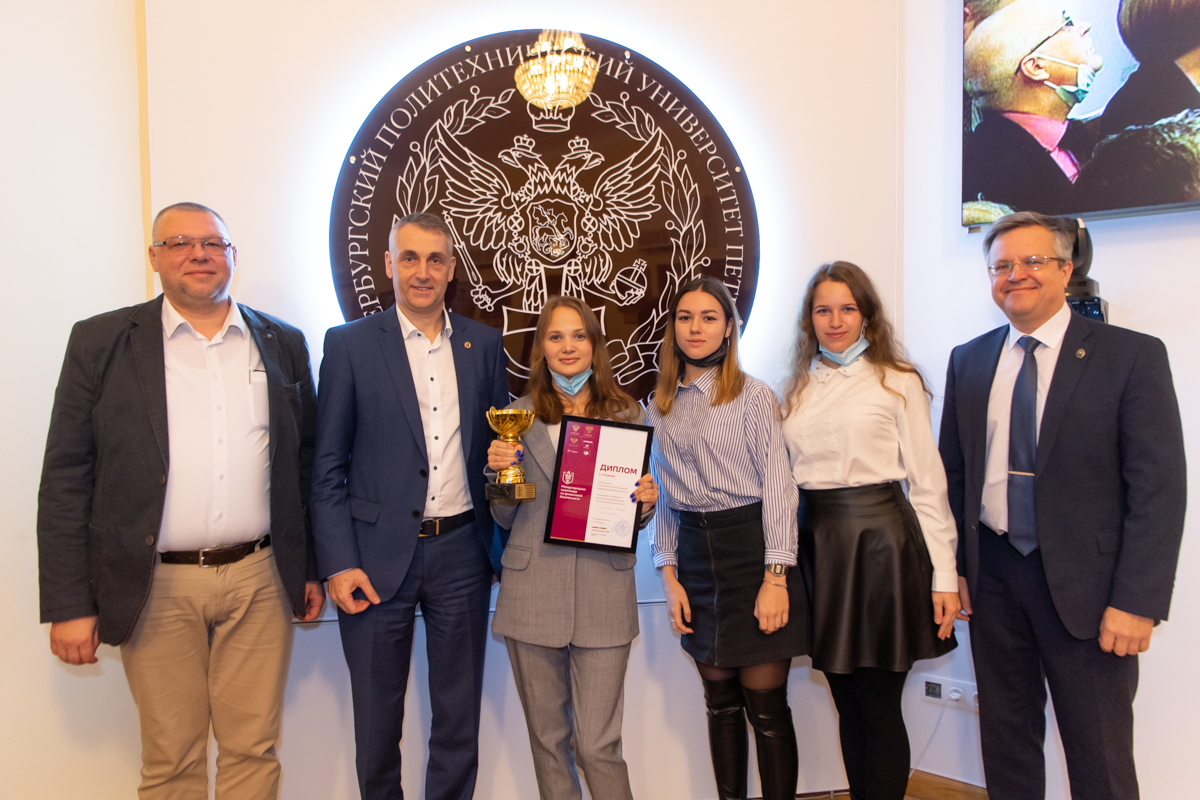 Директор Высшей инженерно-экономической школы Дмитрий Родионов, первый проректор Виталий Сергеев и директор Института промышленного менеджмента, экономики и торговли Владимир Щепинин с победителями и призерами Международной олимпиады по финансовой безопасности 