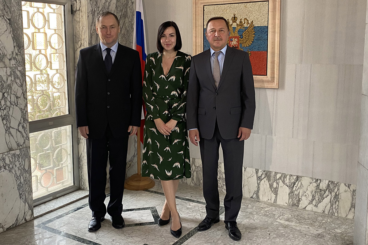 Советник при ректорате Вадим Глухов, заместитель начальника Управления по связям с общественностью СПбПУ Анастасия Рюшенкова и Чрезвычайный и Полномочный Посол РФ в Сирии Александр Ефимов