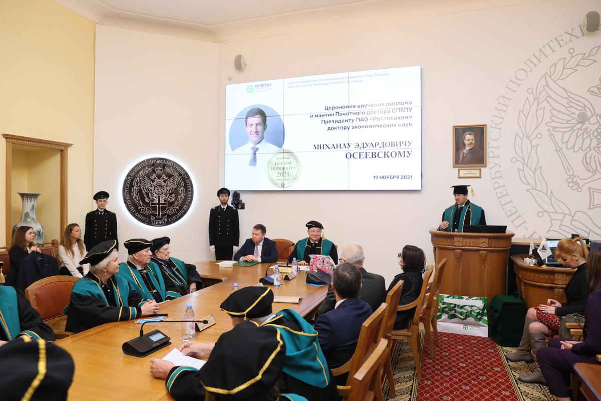 Церемония вручения Михаилу Осеевскому диплома и мантии Почетного доктора СПбПУ