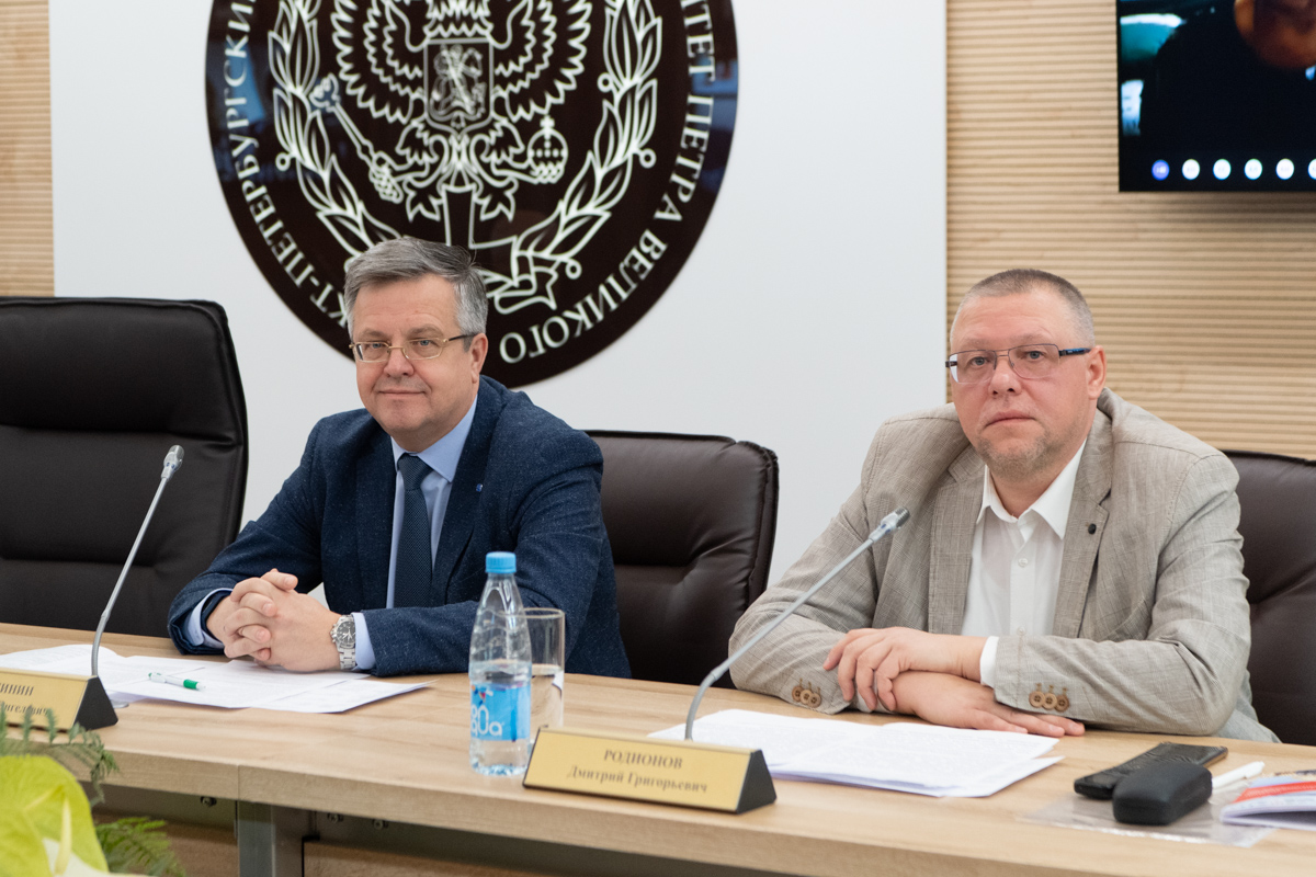 Директор ИПМЭиТ Владимир ЩЕПИНИН и директор Высшей инженерно-экономической школы Дмитрий РОДИОНОВ Директор ИПМЭиТ Владимир ЩЕПИНИН и директор Высшей инженерно-экономической школы Дмитрий РОДИОНОВ