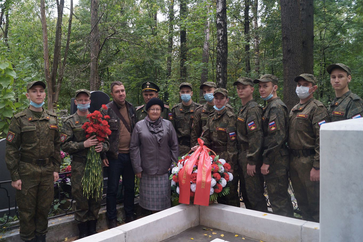Политехники возложили цветы на могилу С.С. Голушкевича 