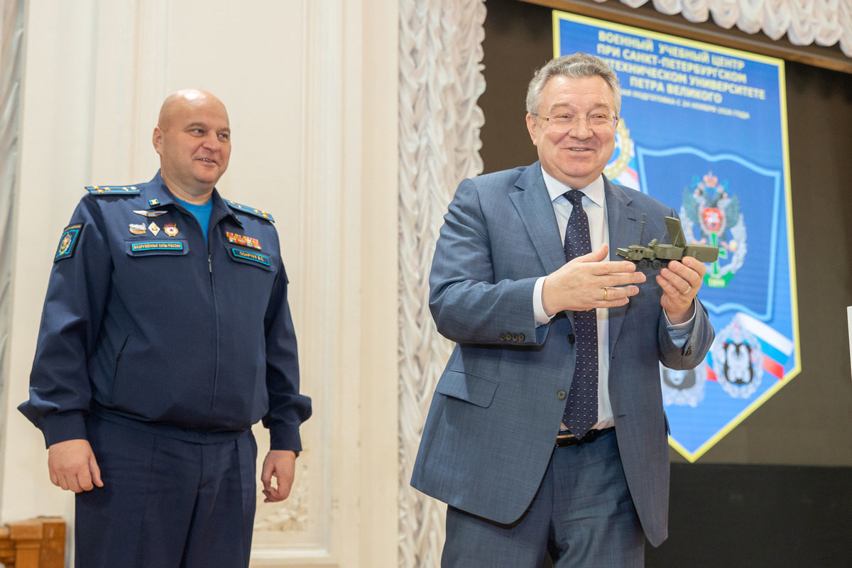 Андрею Ивановичу вручили сделанный руками студентов макет зенитного ракетного комплекса С-400 Андрею Ивановичу вручили сделанный руками студентов макет зенитного ракетного комплекса С-400